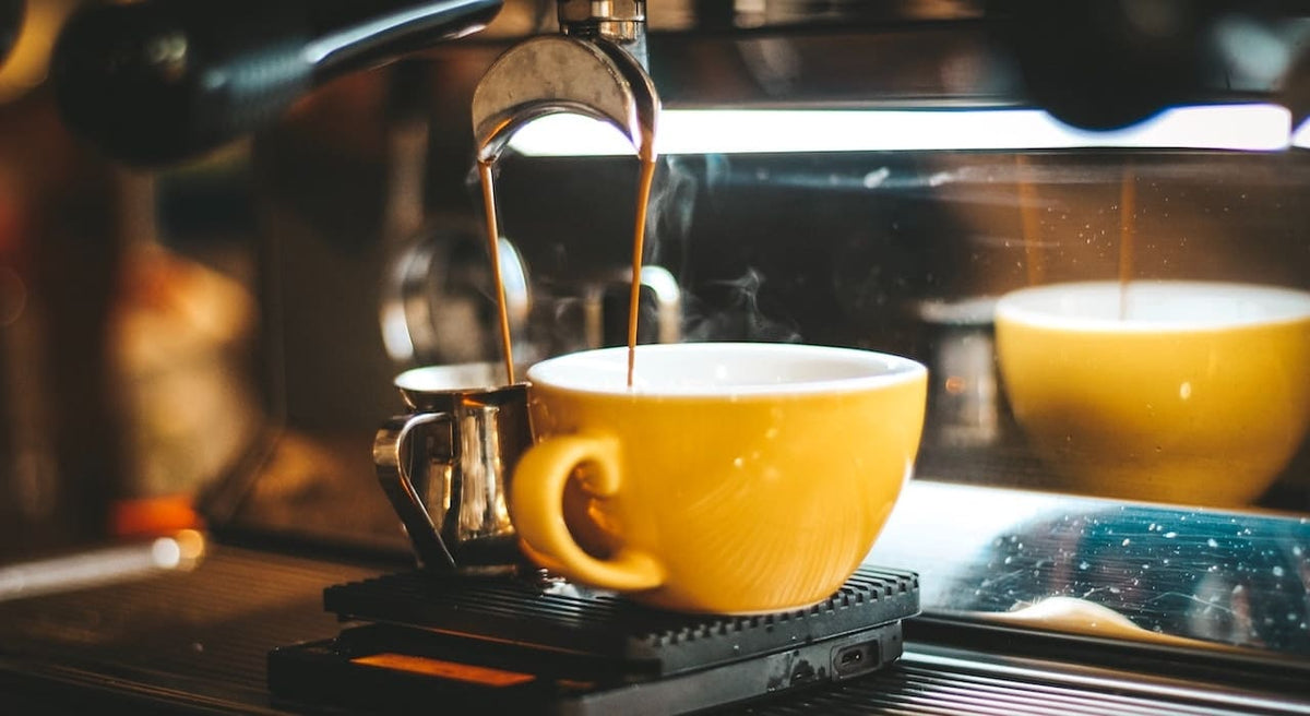 Tasse de café et grains, acidité et bienfaits