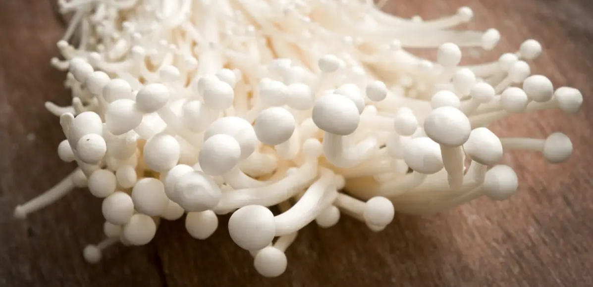 Enoki : bienfaits du champignon star de la soupe miso