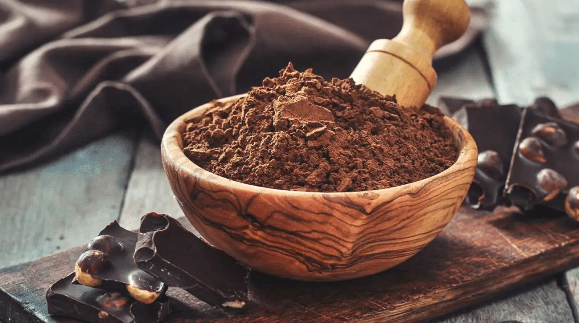 Poudre de caroube dans une cuillère, alternative naturelle au cacao