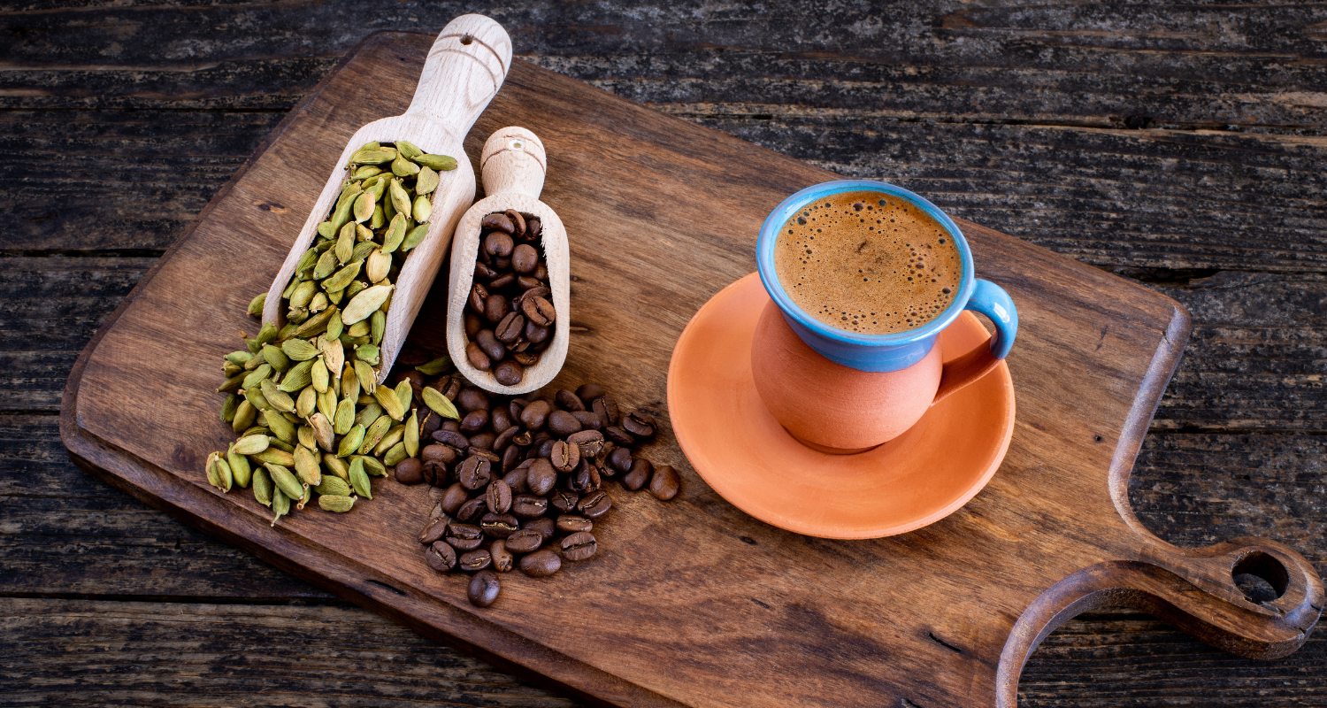 café-cardamome-grains-planche en bois