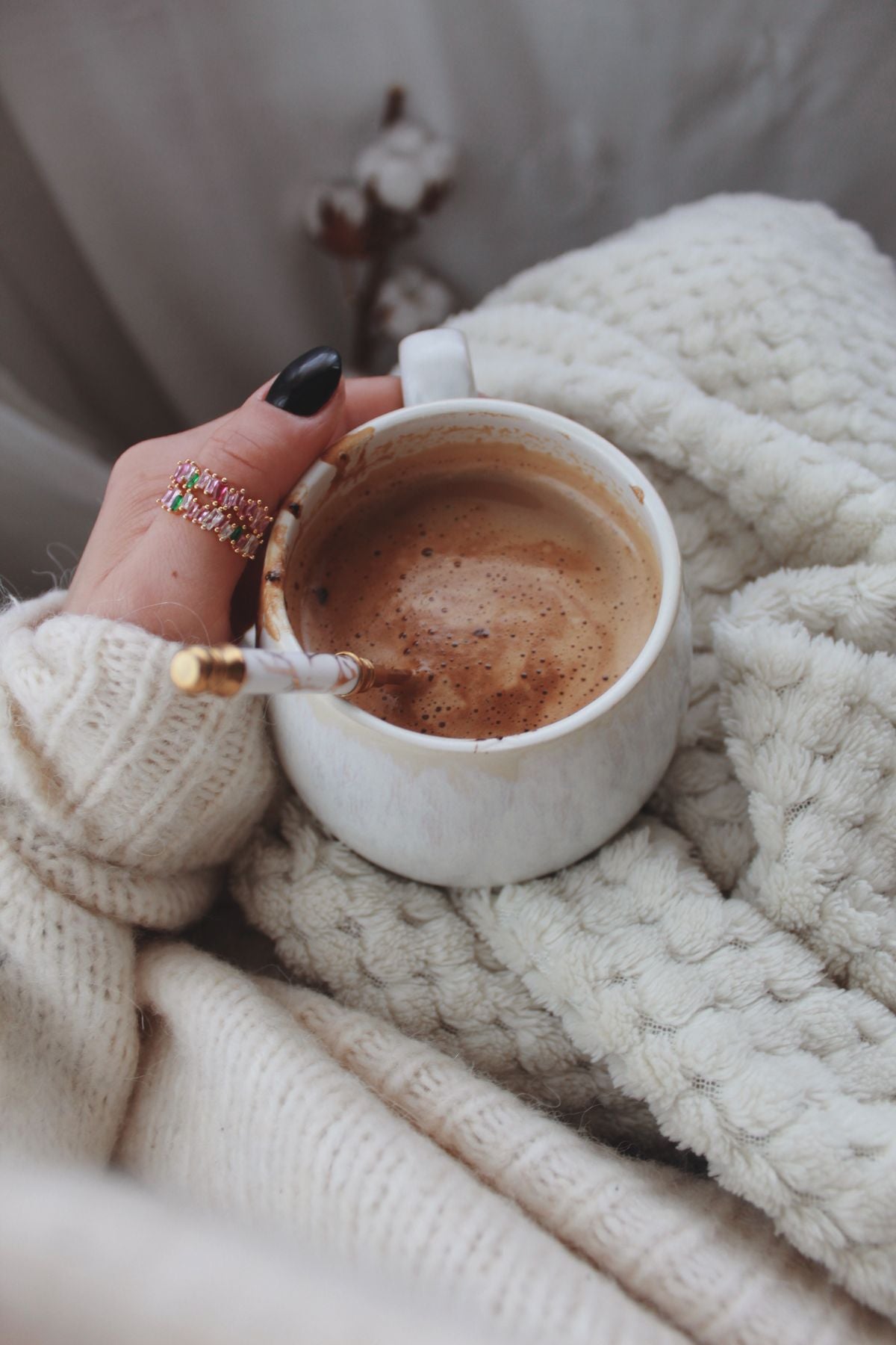 Dégustation d'un café aux champignons fumant