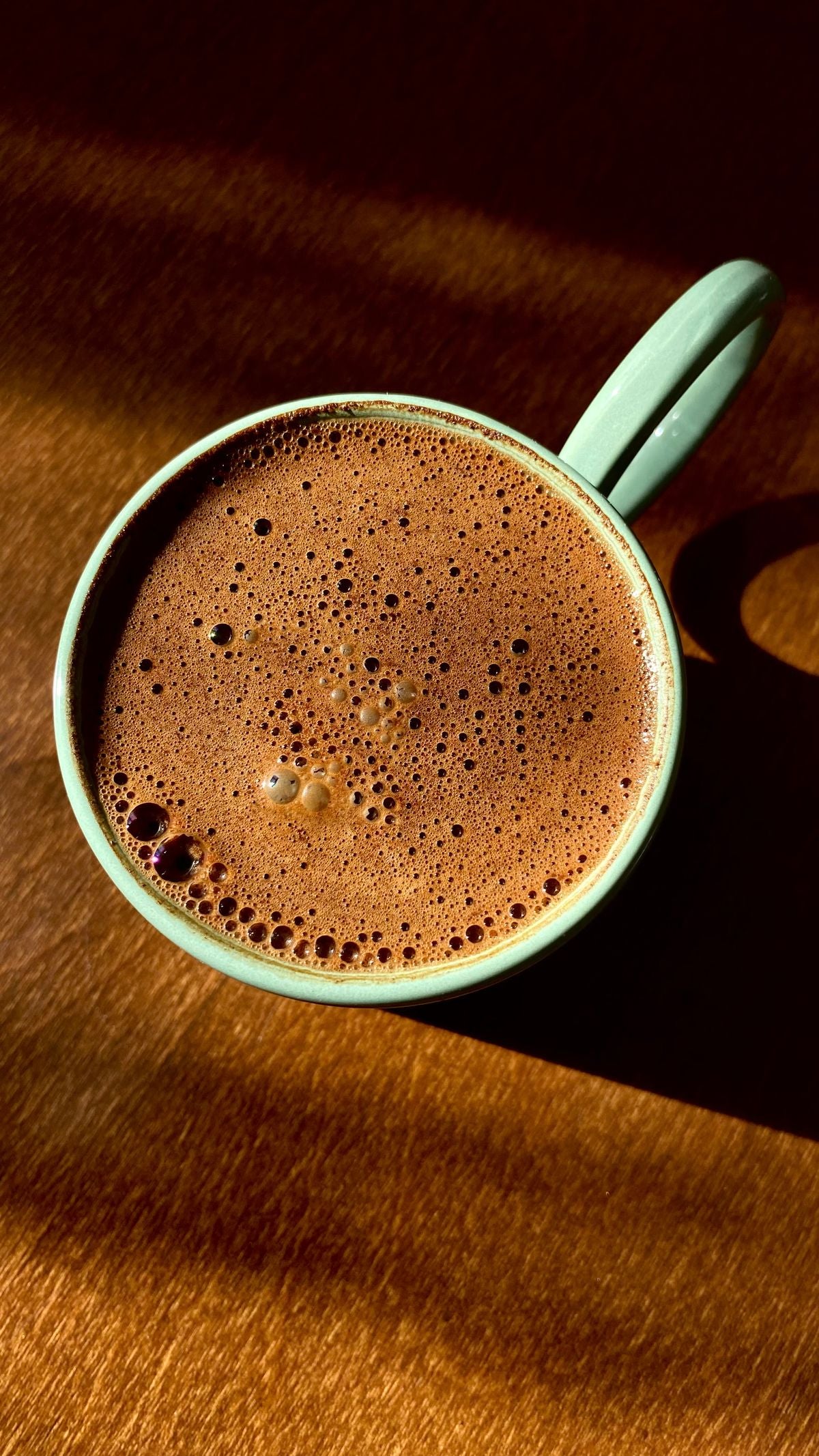 Tasse de café du matin sur un bureau épuré