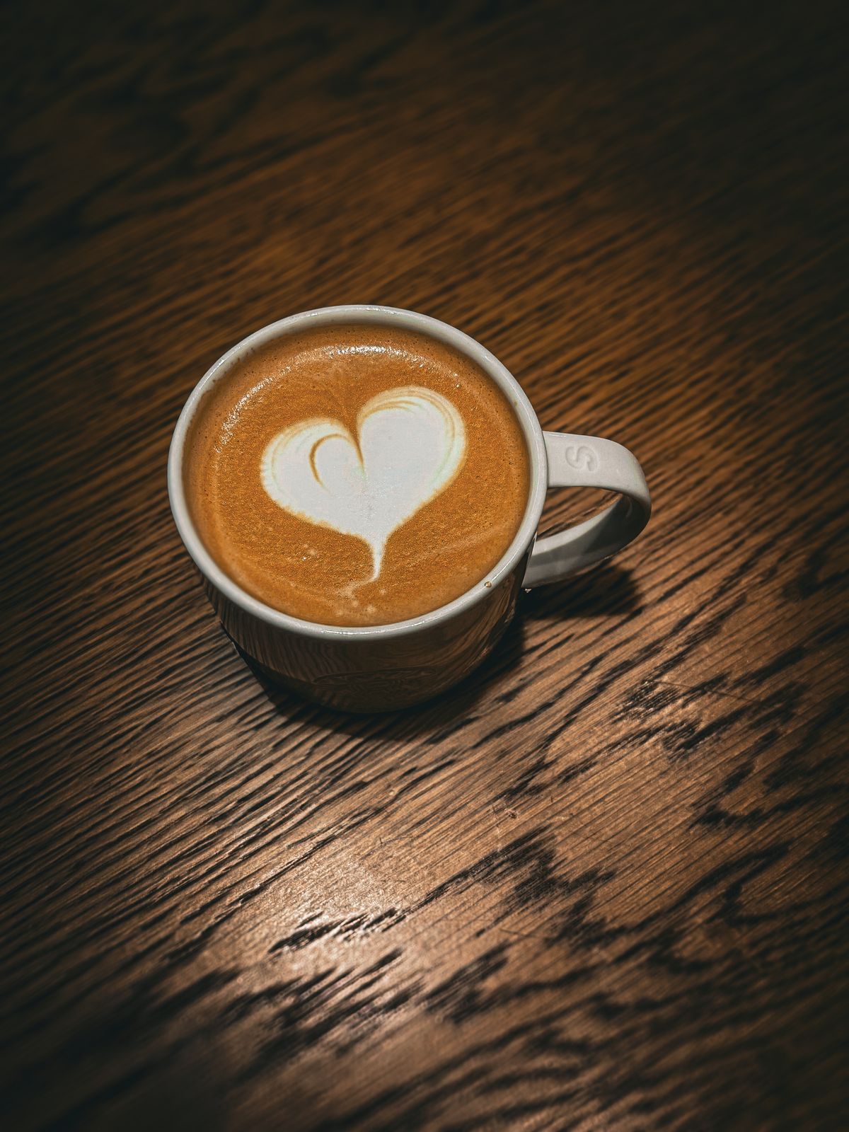 Café latte aux champignons dans un mug