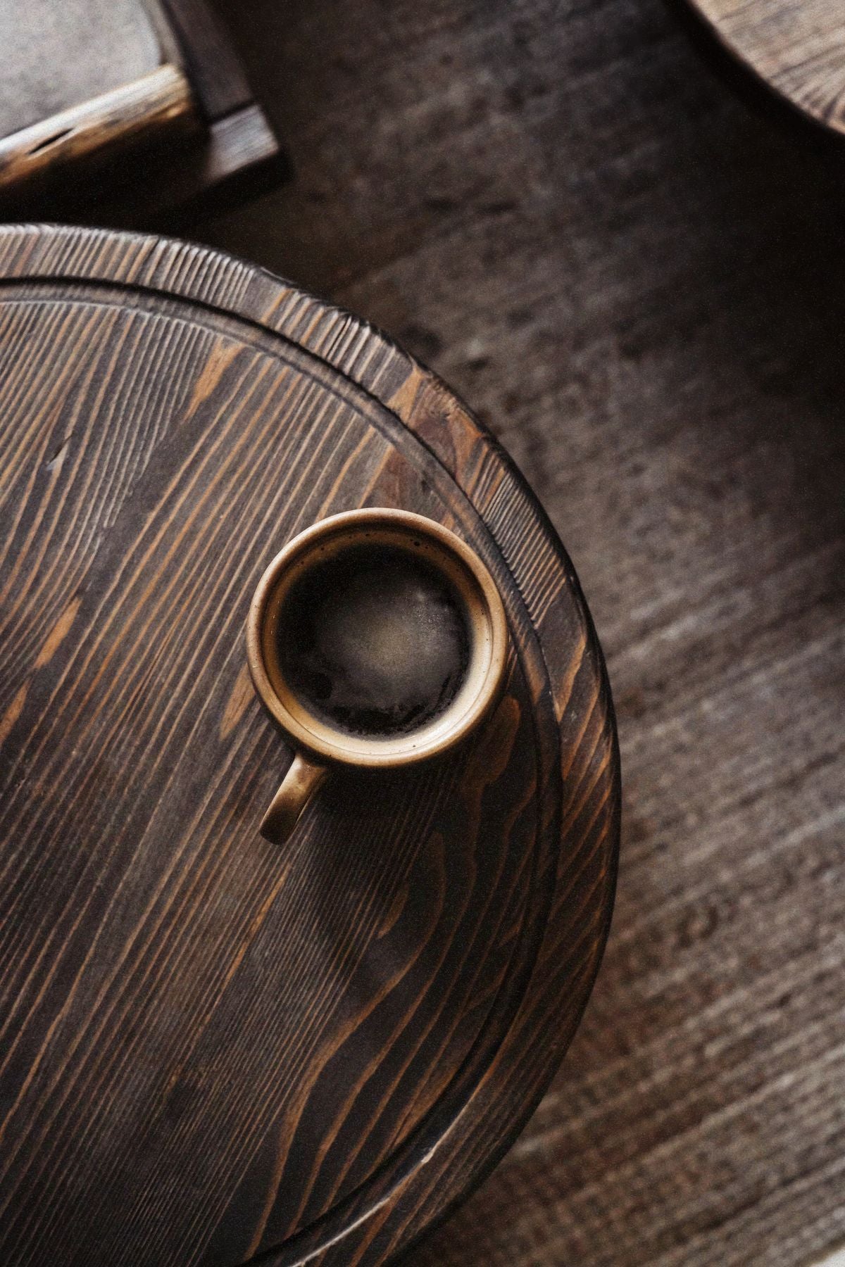 Tasse de café aux champignons sur une table en bois